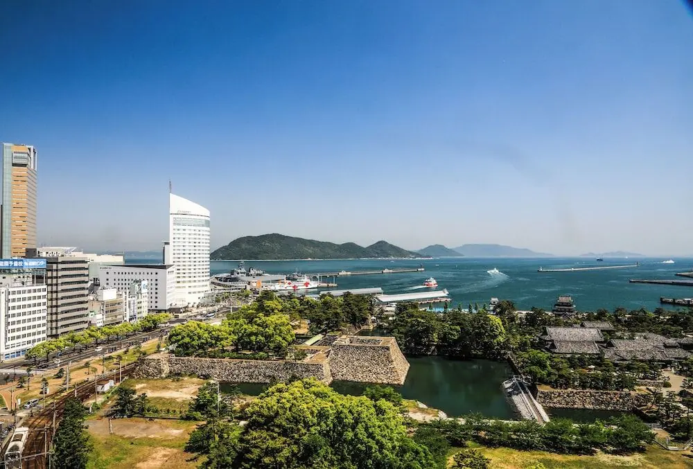 다마모 공원 너머로 보이는 다카마쓰 항구와 선포트 건물