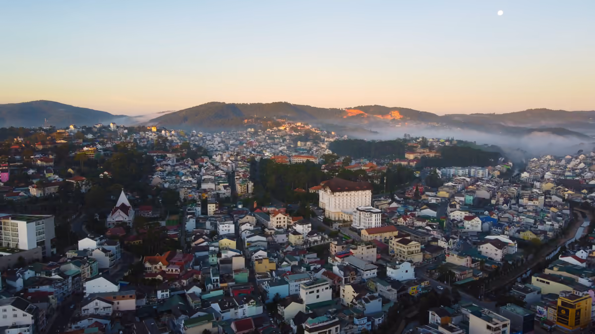 달랏 시가지와 주변 구릉이 내려다보이는 전경