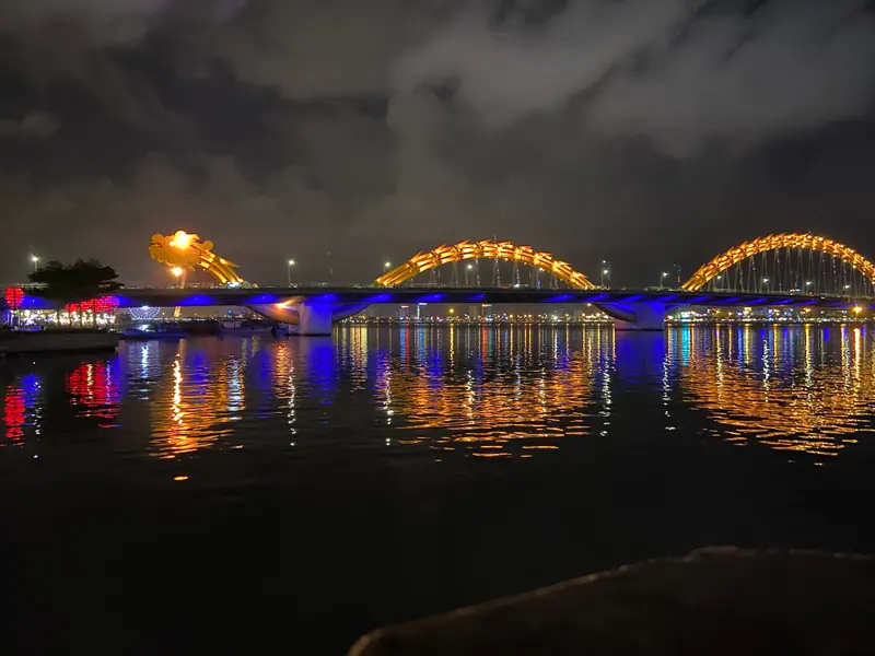 한강 위에 황금빛 조명을 밝힌 다낭 용다리 야경 전경