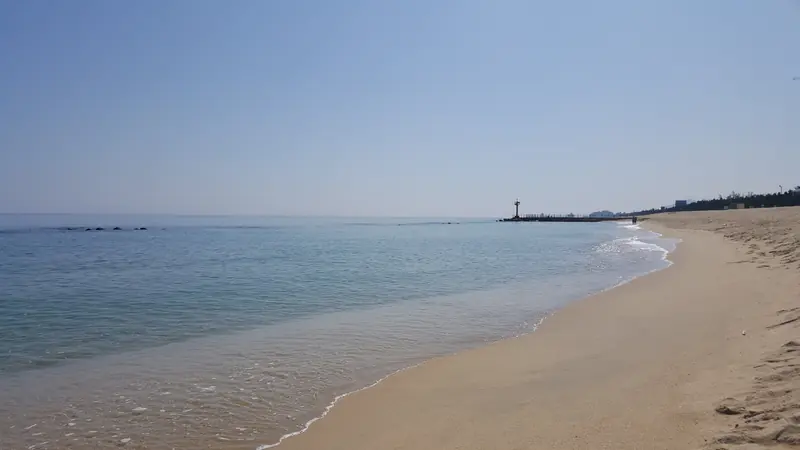 2017년 강문해변의 파도와 수평선, 바다 위 작은 구조물