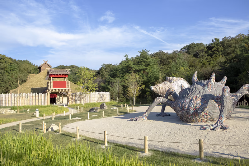 모노노케 마을의 풀밭 산책 공간과 모자이크 조형물