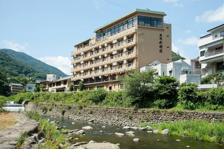 하코네유모토 수이메이소의 강변 외관