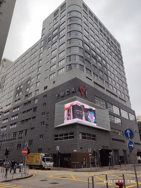 2022년 12월 촬영한 더 솔즈베리 YMCA 호텔 외관; 객실 내부 사진은 아님
