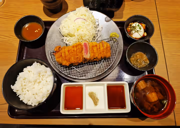 브랜드 촬영 사진: 교토 내 규카츠 교토 가츠규의 규카츠(정확한 촬영 지점은 미확인). 이 원고의 가와라마치 타코야쿠시점 실사진 아님.
