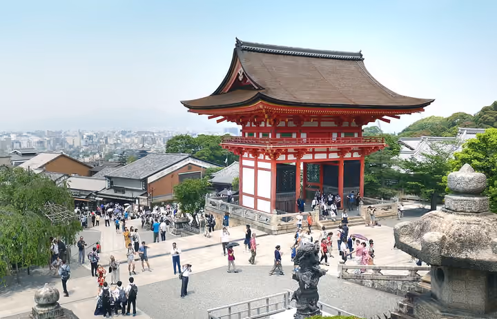 청수사 경내 건물과 방문객