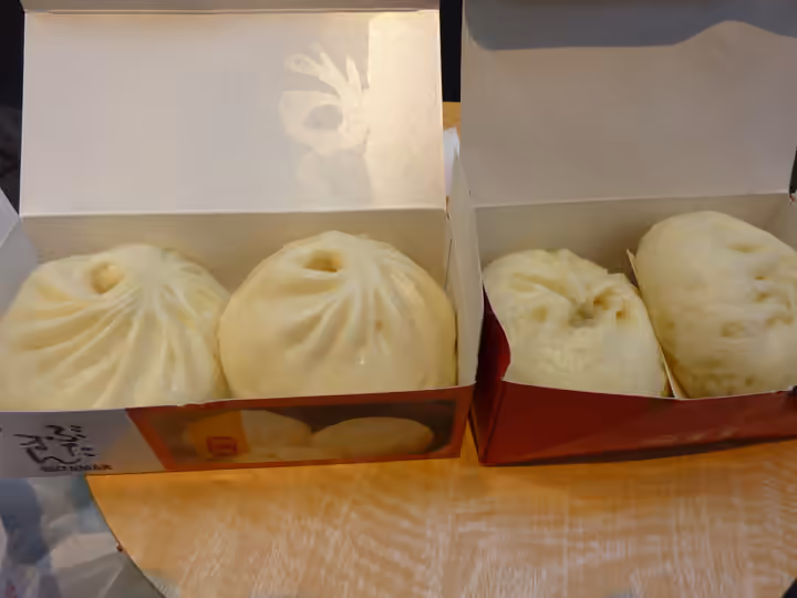 蓬莱本館과 551蓬莱의 포장 돼지고기 찐빵을 나란히 담은 사진, 촬영 지점 미확인