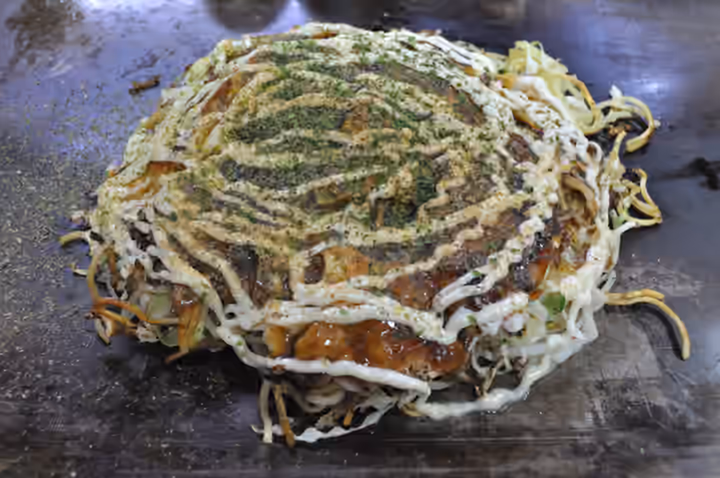 철판 위에 소스와 마요네즈를 올린 오코노미야키 예시 사진, 美津の 지점 사진 아님