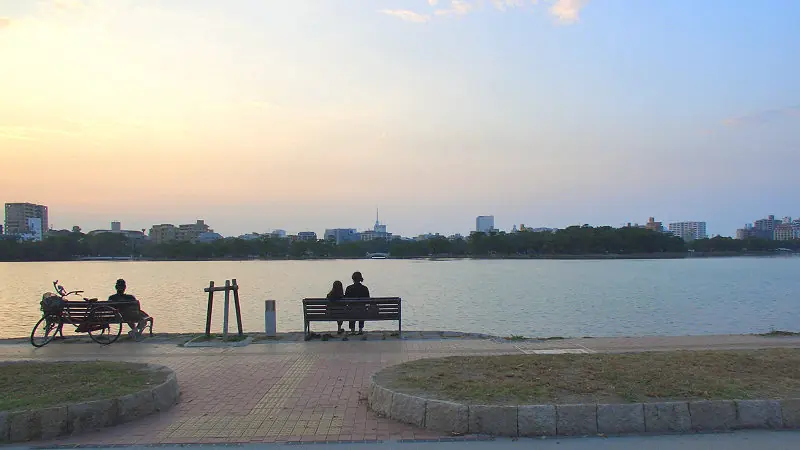 노을이 물든 오호리 공원 호수와 물가의 벤치