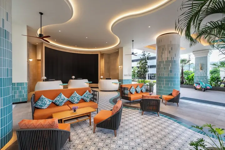 M Social Hotel Phuket의 소파와 테이블이 놓인 공용 라운지
