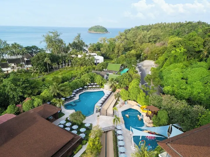 OZO Phuket 리조트의 수영장과 바다 방향 전경