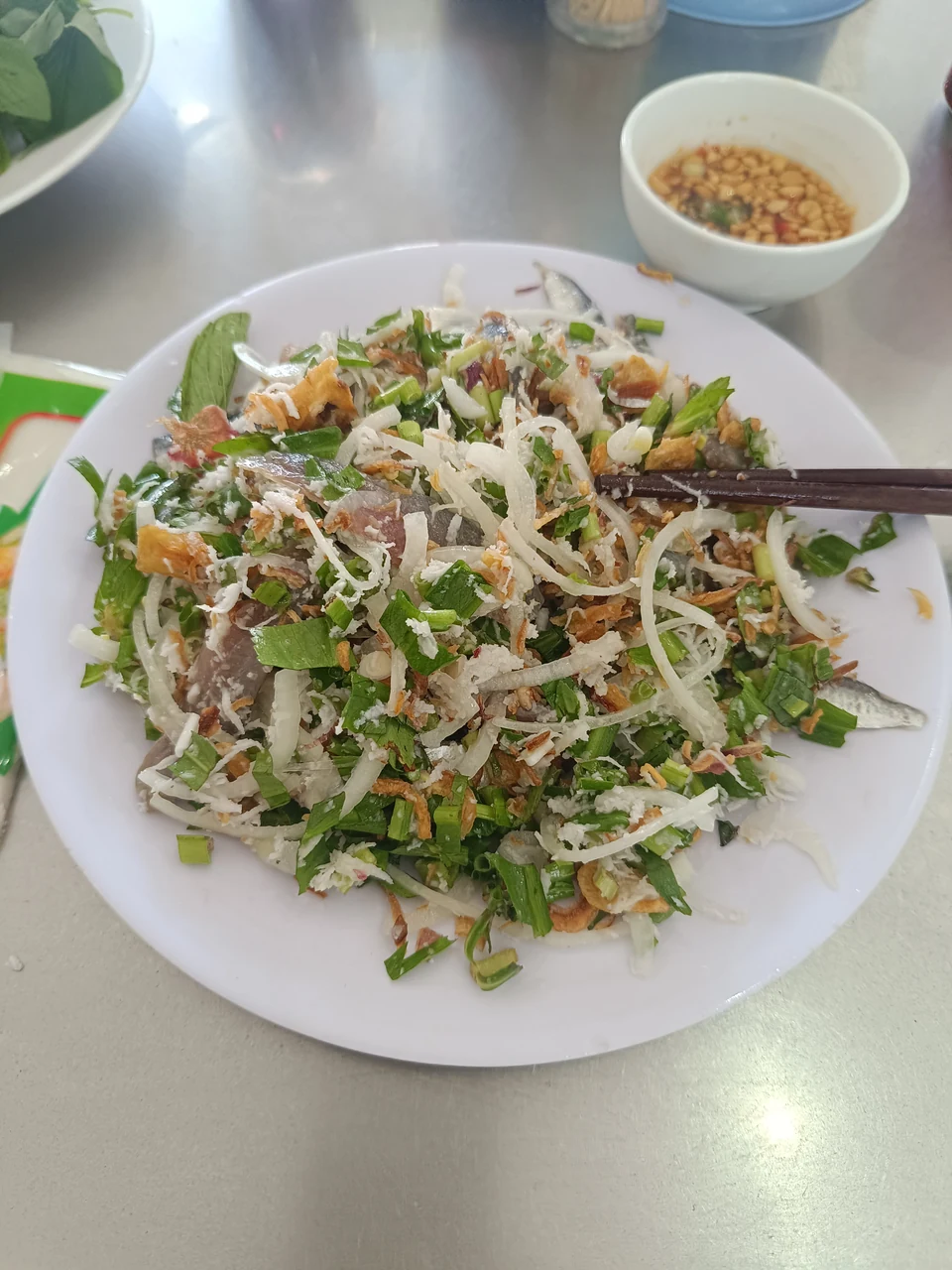 푸꾸옥 좌표가 기록된 고이까찐, 베트남식 청어 샐러드. 특정 식당이나 피자 사진은 아닙니다.