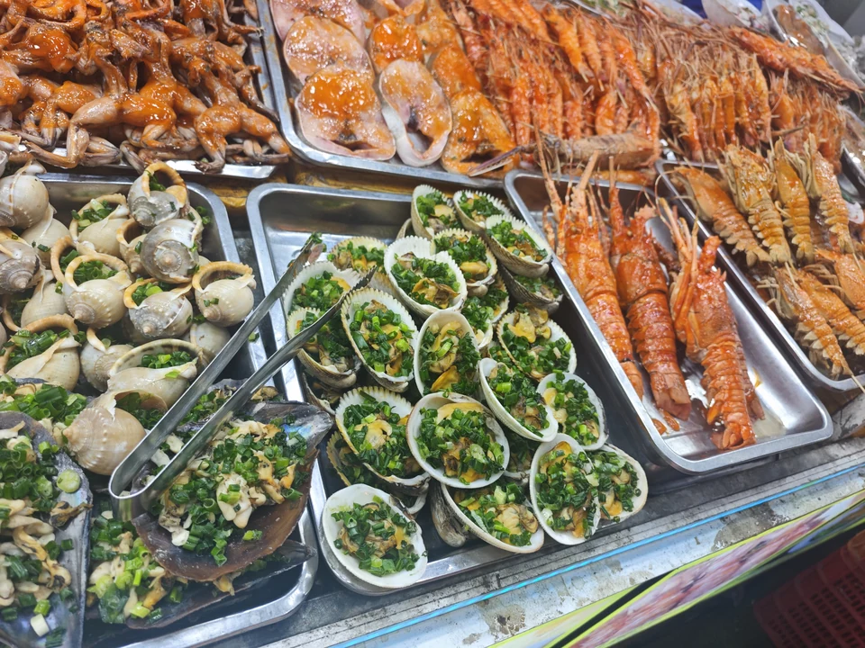 푸꾸옥 야시장의 조리된 해산물 진열대. 살아 있는 해산물이나 특정 식당 메뉴 사진이 아닙니다.