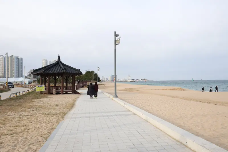외옹치해변 모래사장과 정자, 2022년 촬영