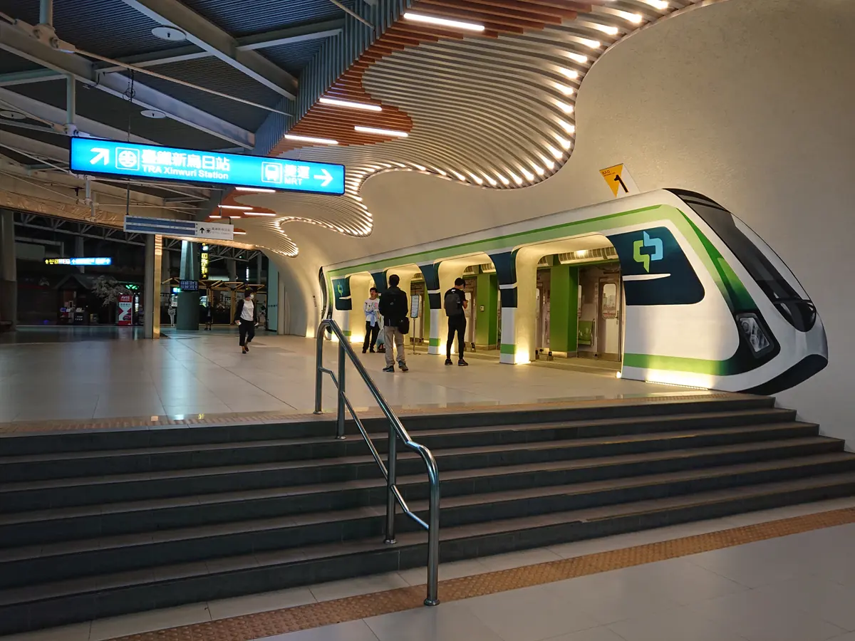 TRA 신우르역 방향 안내 표지와 MRT 출구가 보이는 환승 구역