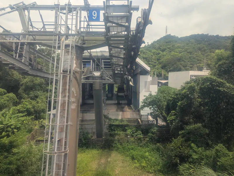 타이베이 동물원남역 승강장에 정차한 곤돌라 차량과 케이블 지지 기둥.