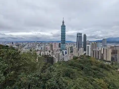 구름 낀 날 샹산에서 내려다본 시가지와 중앙의 타이베이 101.