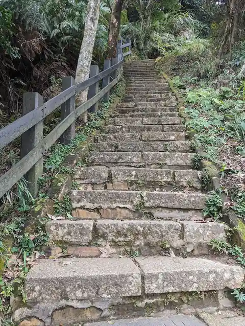 숲 사이로 이어지는 샹산의 가파르고 좁은 돌계단과 난간.