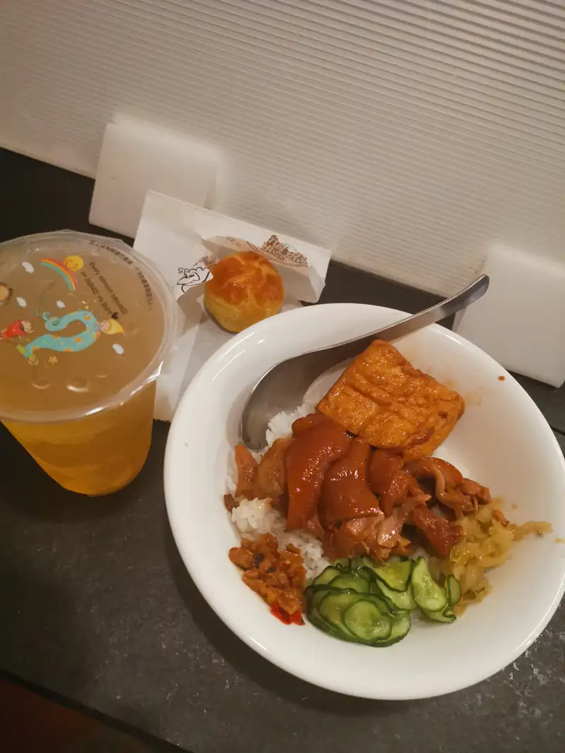 돈가스가 올라간 대만식 덮밥 상차림.