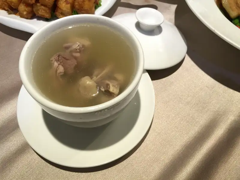 Fang’s Restaurant 天母점의 닭탕 한 그릇.