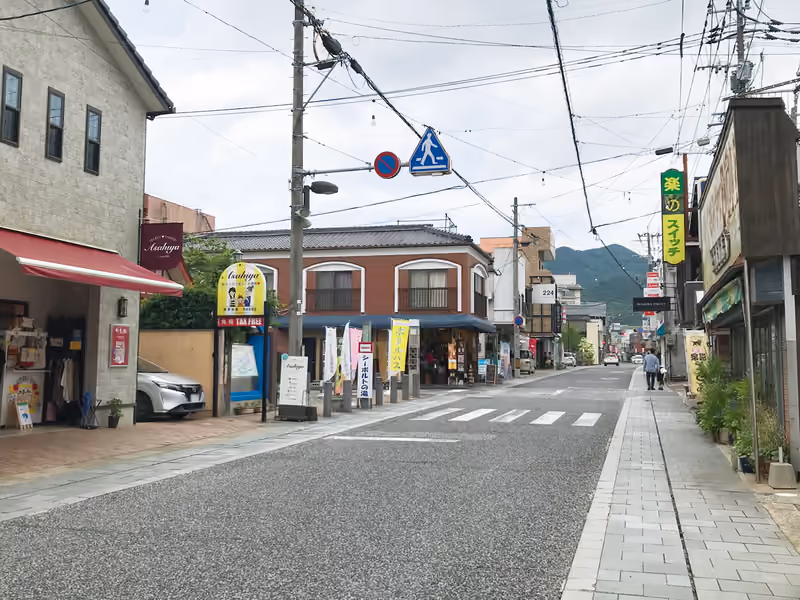 우레시노 온천 시모주쿠 혼도리 상점가의 거리 풍경, 2023년 촬영